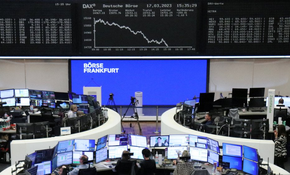 Fotografija: Vlagatelji spremljajo objave četrtletnih rezultatov družb, poročilo o tem, da je ameriško gospodarstvo v prvem četrtletju izgubilo zagon, pa jih ni pretirano vznemirilo. FOTO: Staff, Reuters