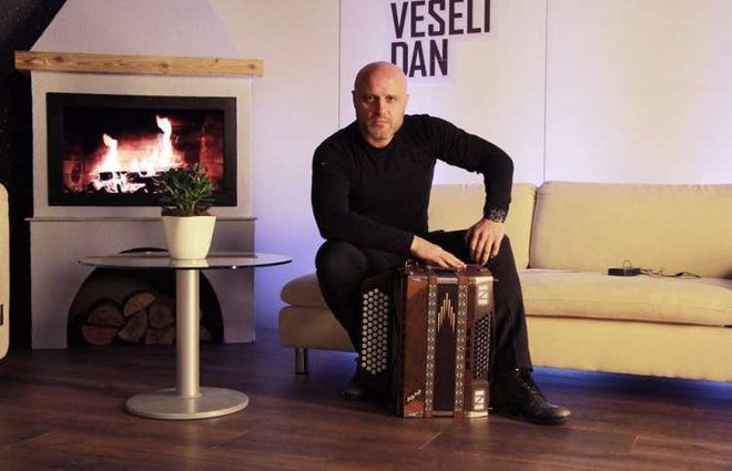 Zoran Zorko je leta 2012 kot prvi Slovenec postavil Guinnessov rekord, ko je igral harmoniko 35 ur in 32 minut. Foto: Facebook