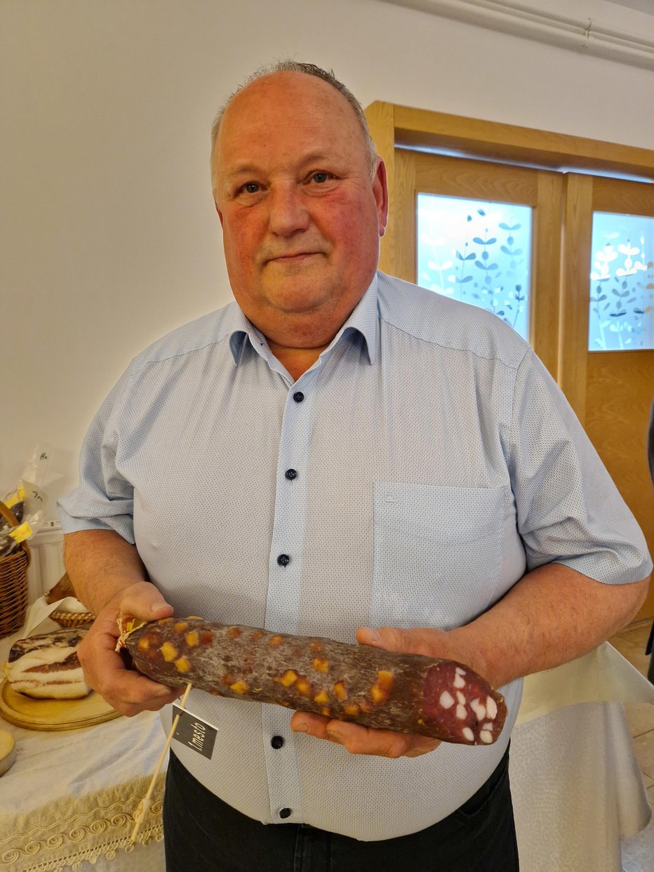 Fotografija: Silvo Vide je izdelal zmagovalno salamo, zmagovalni špeh, domačo klobaso in vino, pa tudi njegova vinogradniška malica je najbolj prepričala komisijo. FOTO: Tanja Jakše Gazvoda