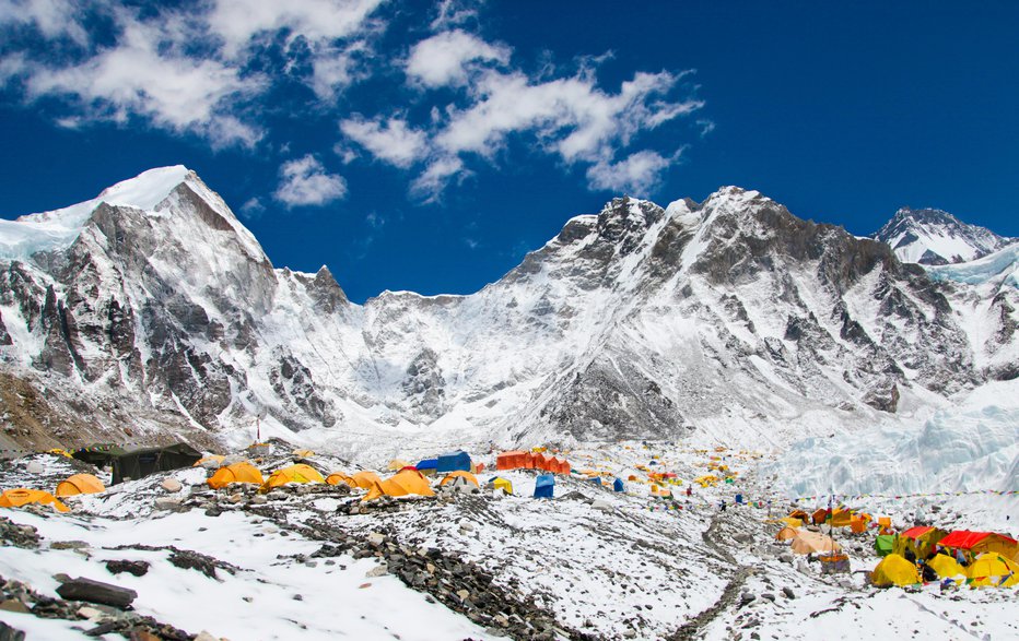 Fotografija: Do 28. aprila je skupno 466 plezalcev pridobilo dovoljenje za vzpon na vrh z južne strani Nepala. FOTO: Shutterstock 