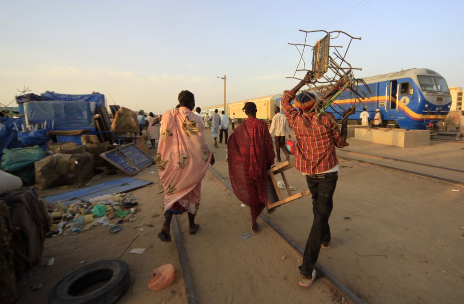 Fotografija: Okoli 50.000 prebivalcev je doslej zapustilo Sudan in se zateklo v sosednje države. FOTO: Mohamed Nureldin Abdallah, Reuters Pictures