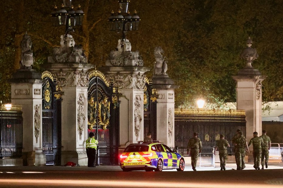 Fotografija: Varnostniki in policija pred vhodom v Buckinghamsko palačo. FOTO: Henry Nicholls,  Reuters