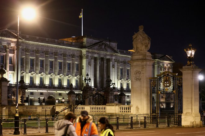 Varnostniki in policija pred vhodom v Buckinghamsko palačo. FOTO: Henry Nicholls,  Reuters