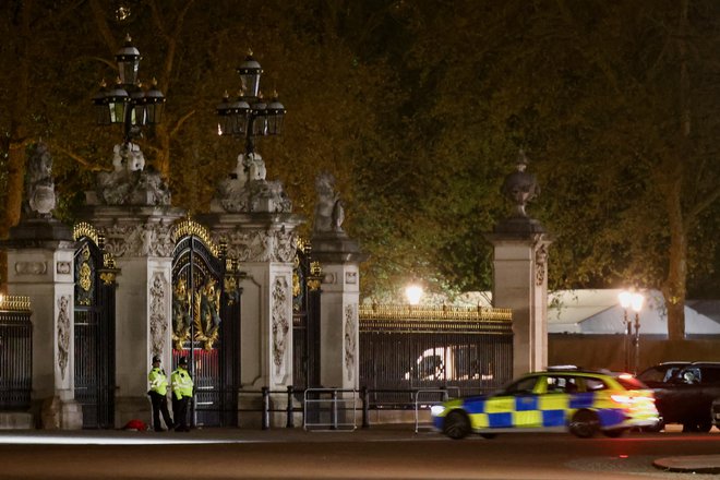 Varnostniki in policija pred vhodom v Buckinghamsko palačo. FOTO: Henry Nicholls,  Reuters