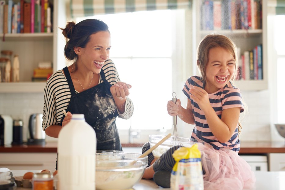 Fotografija: Z mamami dvojčicami se lahko otroci izvrstno zabavajo. FOTO: Peopleimages, Getty Images