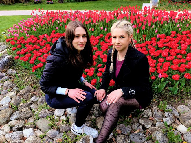 Sestri Mateja in Maja Korenjak med tulipani FOTO: Jože Miklavc