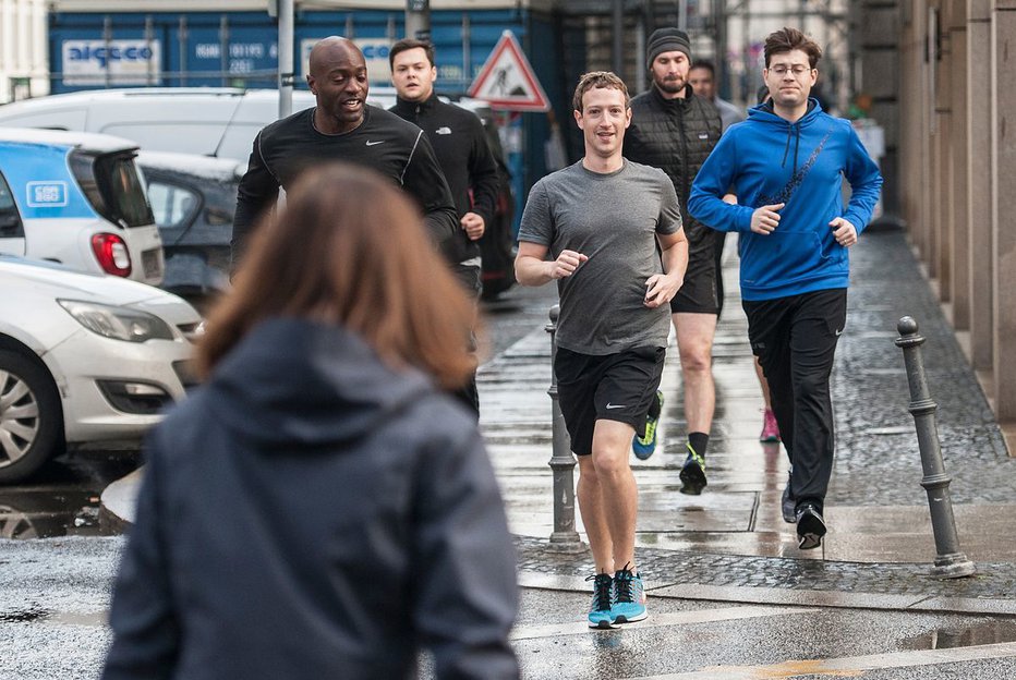 Fotografija: Zuckerberg je seveda tekel v spremstvu telesnih čuvajev. FOTO: picture alliance/Getty Images 