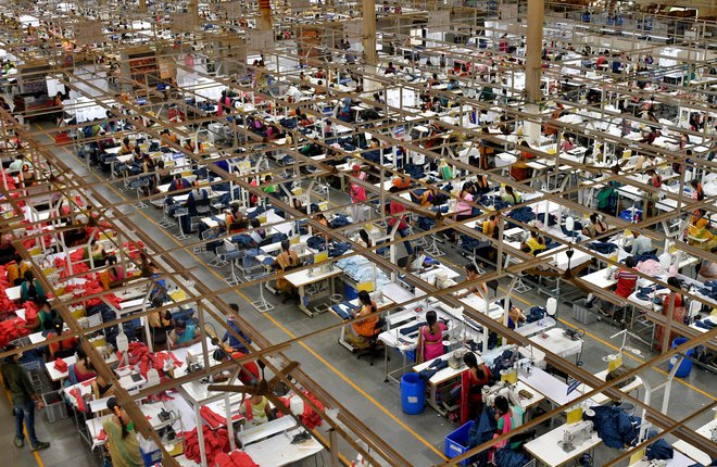 Za vso to delovno silo bo treba najti tudi ustrezno zaposlitev. Na sliki prizor iz tovarne oblačil v Hindupurju na jugu države. FOTO: Samuel Rajkumar/Reuters