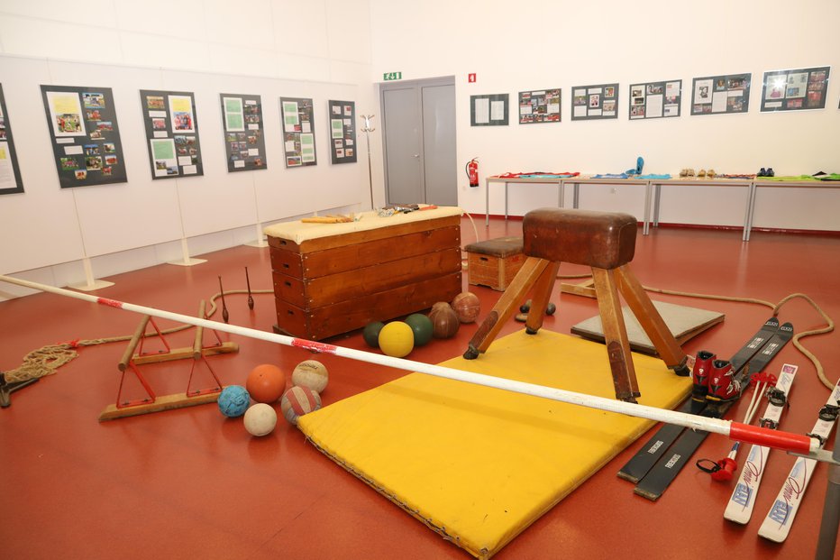 Fotografija: Del razstave so tudi stari športni rekviziti. FOTOGRAFIJE: Tanja Jakše Gazvoda