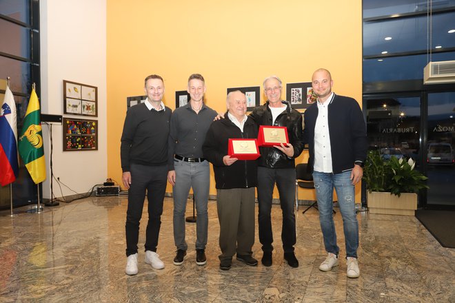 Zahvalo za dolgoletno delo v šolskem športu sta prejela Janez Kuhelj in Slavko Antončič, z njima so športni učitelji Boštjan Tomazin, Elvis Antončič in Kristijan Kralj.
