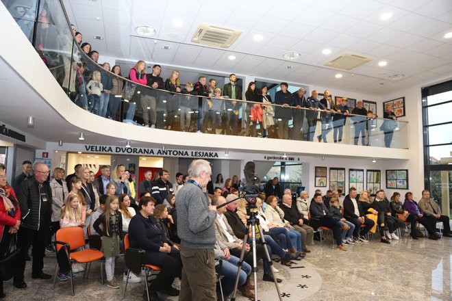 Odprtje razstave ob 60-letnici šolskega športnega društva je bilo v Kulturnem centru Primoža Trubarja res dobro obiskano.
