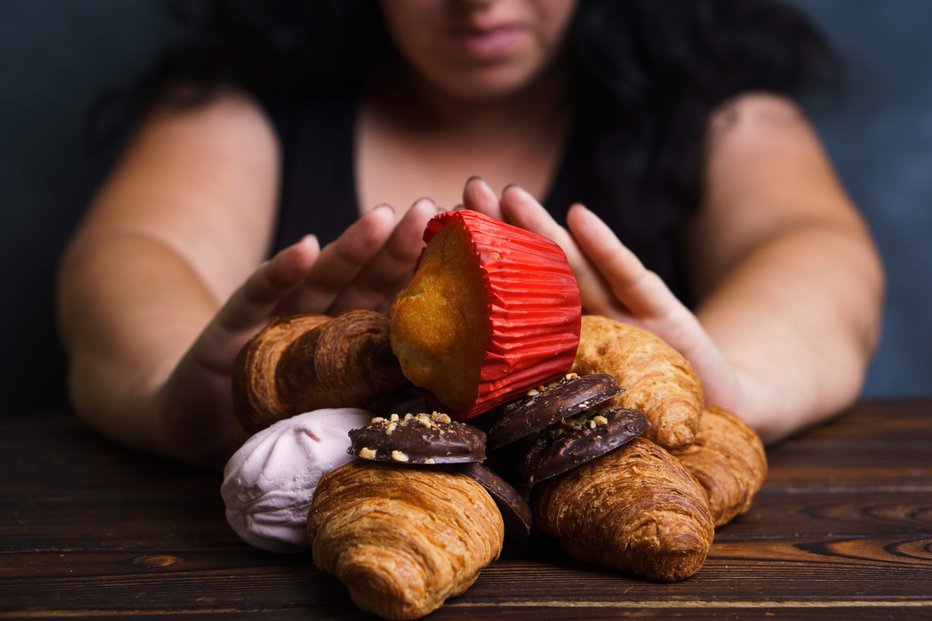 Fotografija: Pogosto je kriva obilica enostavnih sladkorjev in maščob. FOTO: Vadym Petrochenko/Getty Images