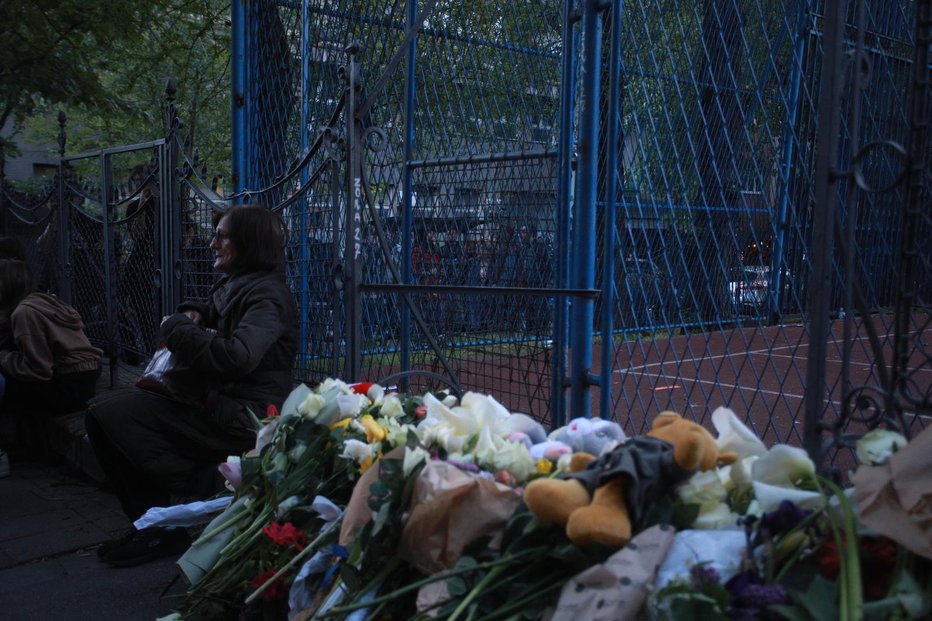 Fotografija: Občani polagajo cvetje in prižigajo sveče pred Osnovno šolo Vladislava Ribnikarja, kjer se je zgodila tragedija. FOTO: Miloš Tesić, ataimages, Pixsell 
