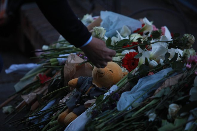 Cvetje v znak podpore družinam umrlih. FOTO: Miloš Tesić, ataimages, Pixsell 