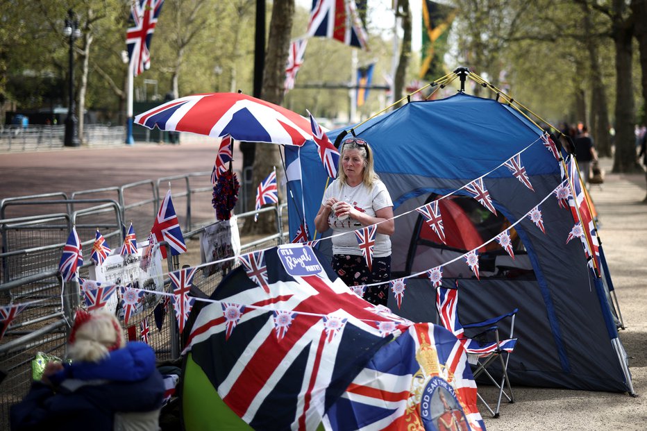 Fotografija: Mnogi so šotore okrasili z zastavami in kraljevimi fotografijami. FOTO: Henry Nicholls/Reuters