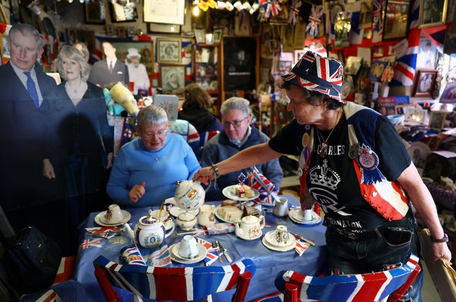 Britanci navdušeno pričakujejo jutrišnji dan. FOTO: Molly Darlington/Reuters