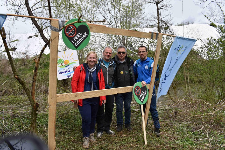 Fotografija: Ob Janžekovi in Tušu (tretji z leve) sta reševanje problematike kompostarne podprla tudi minister Brežan, drugi z leve, in poslanec Krajnc, skrajno desno. FOTOGRAFIJE: Arhiv Moja Mura