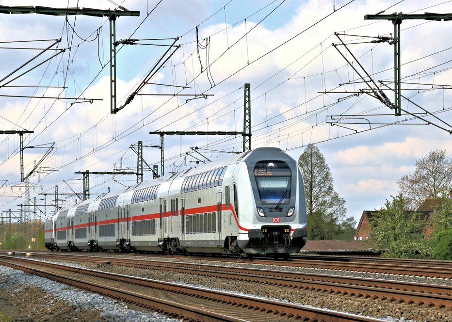 Fotografija: Železniško progo so začasno zaprli. Fotografija je simbolična. FOTO: Wolfgang Klee/db