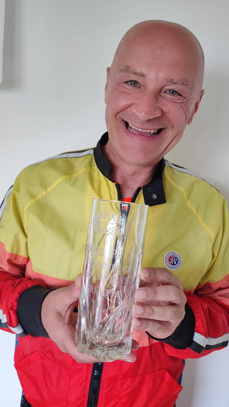 Fotografija: Miran Rudan ima na zmagovito Evrovizijo spominsko kristalno vazo.