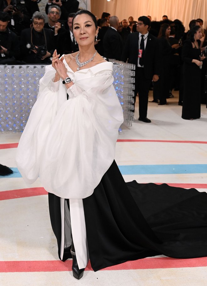 Ljubljenka

To je res leto Michelle Yeoh. Igralka, ki je pri 60 letih naposled deležna spoštovanja, ki ga zasluži, vključno z oskarjem, je dokazala, da je pravi model za Karlove lastne kreacije, saj je nosila oblačila iz njegove modne hiše.