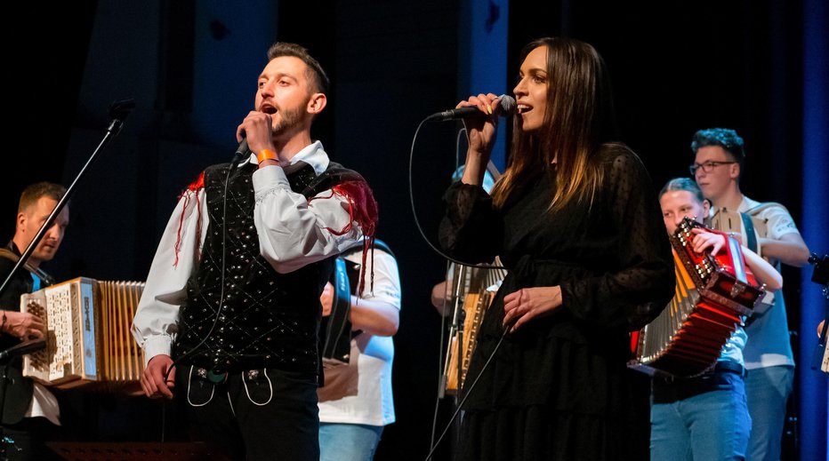 Fotografija: Klavdija Zakrajšek in Leon Ruparčič iz ansambla Boršt sta odlična vokalista.
