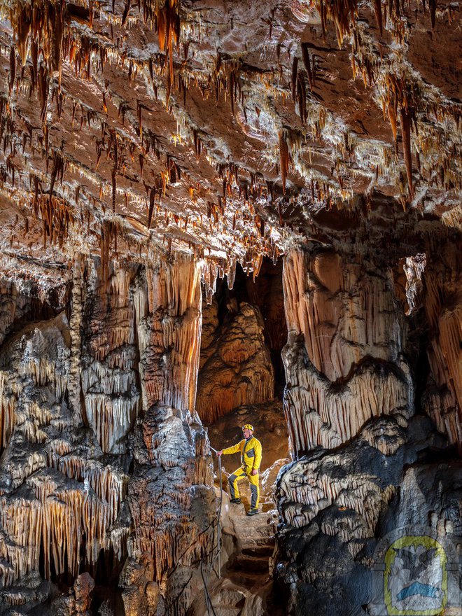 Leta 1962 so sežanski jamarji začeli urejati zapuščeno jamo in jo odprli že naslednje leto. FOTO: Peter Gedei