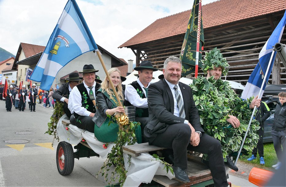Fotografija: Župan Marko Semprimožnik s hmeljsko princeso, starešinami in zelenim Jurijem med povorko FOTOGRAFIJE: Darko Naraglav