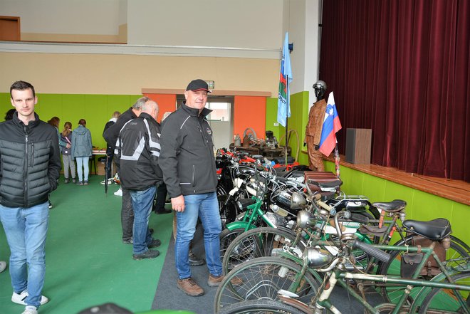 Matjaž Lesjak med svojimi starodobnimi vozili, kolesi in motorji