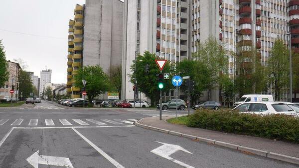 Fotografija: V Ljubljani je po križiščih postavljenih okoli desetih takšnih prometnih znakov, kot jih vidite ob semaforju. FOTO: Arhiv MOL