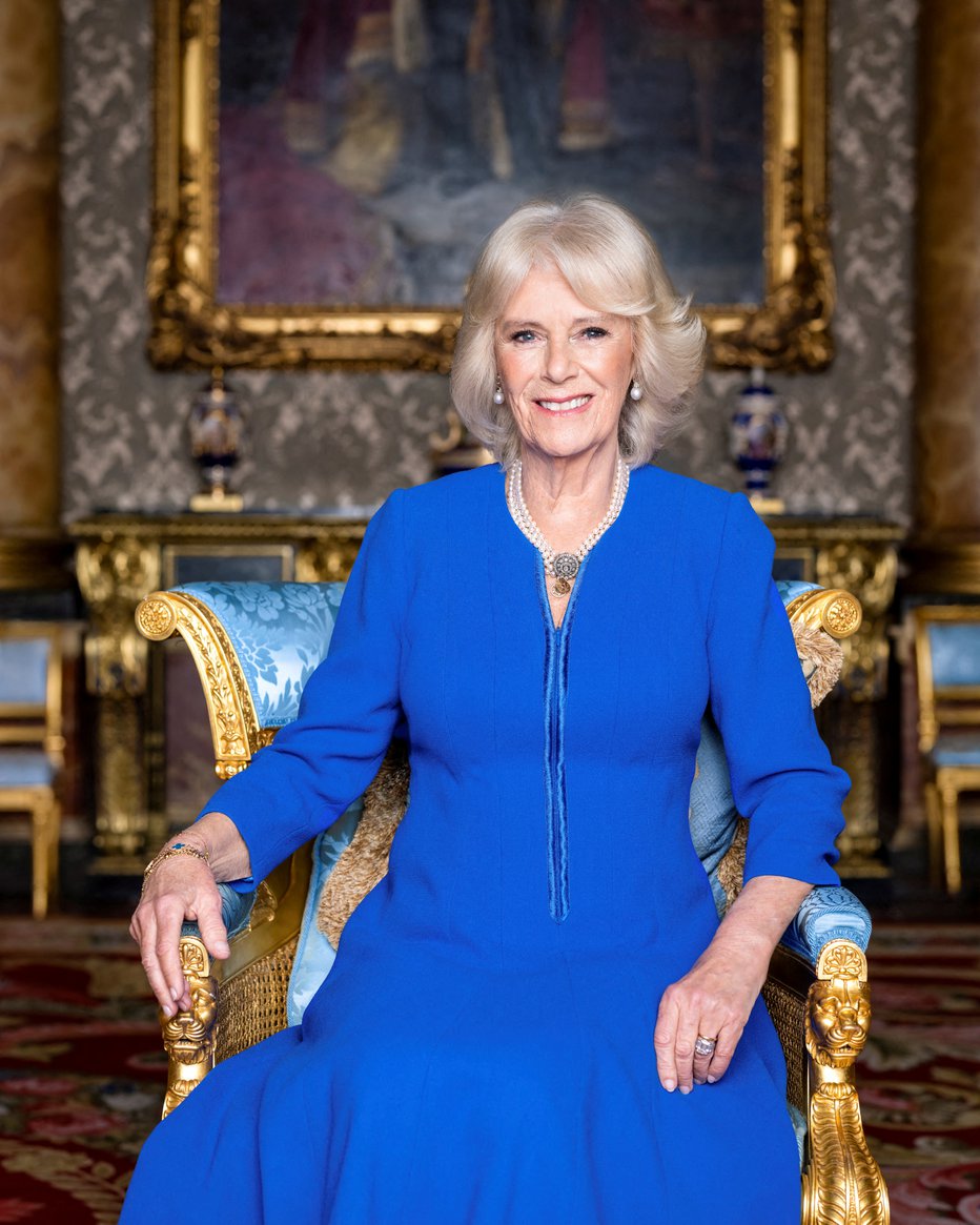 Fotografija: Handout photo dated March 2023 issued by Buckingham Palace of Camilla, the Queen Consort taken by Hugo Burnand in the Blue Drawing Room at Buckingham Palace, London, Britain released on April 28, 2023.  She is pictured wearing a blue wool crepe coat dress designed by Fiona Clare, the late Queen's pearl drop earrings set with a sapphire and ruby, and a pearl necklace from her private collection. She is seated in one of a pair of giltwood and silk upholstered bergeres, dating to c1812, beneath the State Portrait of King George V, painted by Luke Fildes shortly after his coronation. Hugo Burnand/Royal Household 2023/Handout via REUTERS  THIS IMAGE HAS BEEN SUPPLIED BY A THIRD PARTY. NO RESALES. NO ARCHIVES.  MANDATORY CREDIT  THIS HANDOUT PHOTO MAY ONLY BE USED FOR EDITORIAL REPORTING PURPOSES FOR THE CONTEMPORANEOUS ILLUSTRATION OF EVENTS, THINGS OR THE PEOPLE IN THE IMAGE OR FACTS MENTIONED IN THE CAPTION. REUSE OF THE PICTURE MAY REQUIRE FURTHER PERMISSION FROM THE COPYRIGHT HOLDER.   THE PORTRAIT SHOULD BE USED ONLY IN THE CONTEXT OF THEIR MAJESTIES' CORONATION. THE PHOTOGRAPH IS PROVIDED TO YOU STRICTLY ON CONDITION THAT YOU WILL MAKE NO CHARGE FOR THE SUPPLY, RELEASE OR PUBLICATION OF IT AND THAT THESE CONDITIONS AND RESTRICTIONS WILL APPLY (AND THAT YOU WILL PASS THESE ON) TO ANY ORGANISATION TO WHOM YOU SUPPLY IT. THERE SHALL BE NO COMMERCIAL USE WHATSOEVER OF THE PHOTOGRAPH (INCLUDING BY WAY OF EXAMPLE ONLY) ANY USE IN MERCHANDISING, ADVERTISING OR ANY OTHER NON-NEWS EDITORIAL USE. THE PHOTOGRAPH MUST NOT BE DIGITALLY ENHANCED, MANIPULATED OR MODIFIED IN ANY MANNER OR FORM.   THIS PHOTOGRAPH CAN NOT BE USED AFTER 0001 TUESDAY MAY 9, 2023, WITHOUT PRIOR, WRITTEN PERMISSION FROM ROYAL COMMUNICATIONS. AFTER THAT DATE, NO FURTHER LICENSING CAN BE MADE. ANY QUESTIONS RELATING TO THE USE OF THE PHOTOGRAPHS SHOULD BE FIRST REFERRED TO BUCKINGHAM PALACE BEFORE PUBLICATION.