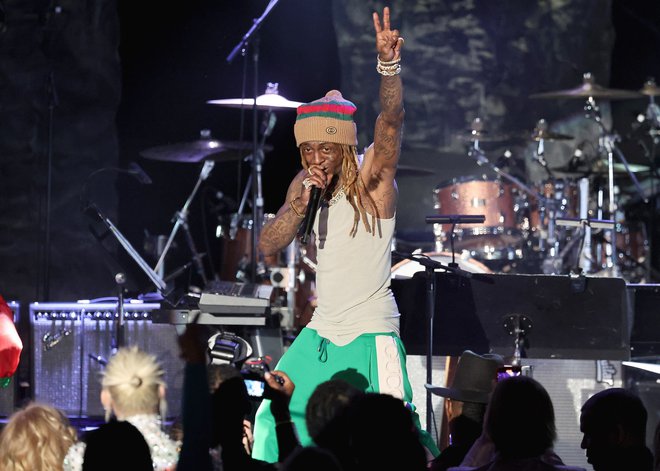 Marajte me, no!

Pred skoraj sedmimi leti je raper Lil Wayne popenil, ko se občinstvo ni odzivalo na njegov nastop. Povabil jih je, naj dvignejo roke v zrak, a jih je to storilo le peščica. Zato je malo preklinjal in povabil še enkrat, a nič. »Ali ste resni? Ali to hočete? Da odidem?!« je vpil, nazadnje pa odvrgel mikrofon in odšel z odra.