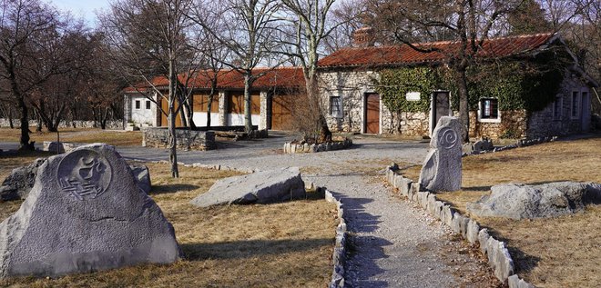 Na travniku pred jamarskim domom je geomant in radiestezist Marko Pogačnik postavil kamne, na katerih so vklesani kozmogrami ali kineziogrami. FOTO: Olga Knez