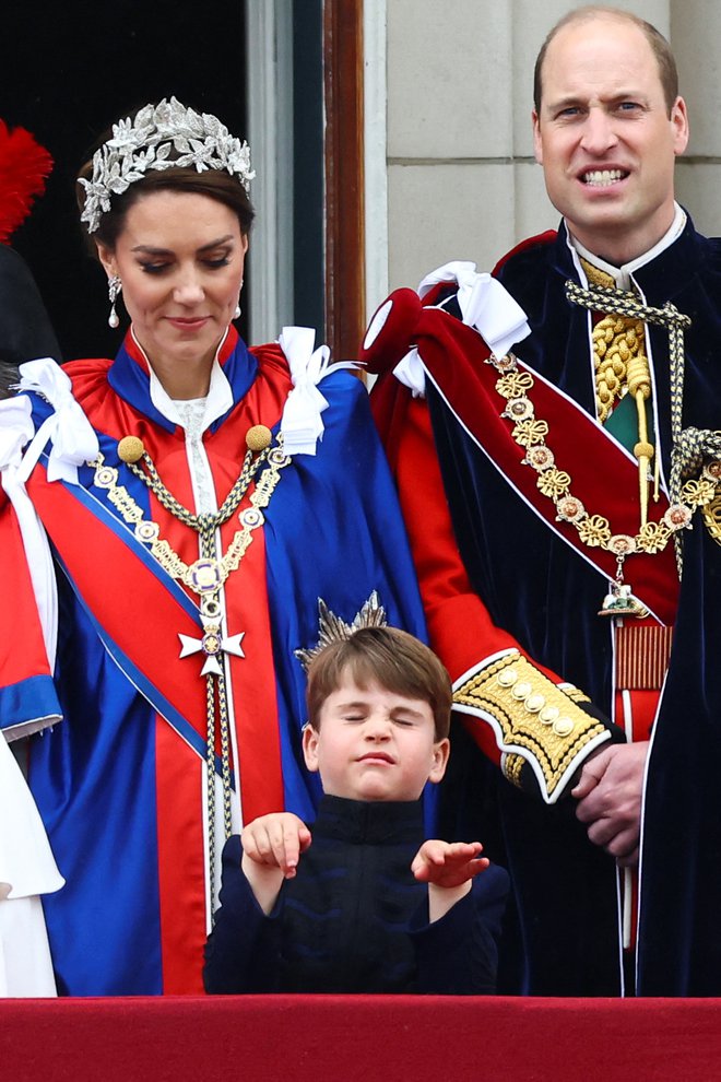 Princ William, Catherine, princesa Walesa, in prince Louis. FOTO: Hannah Mckay, Reuters