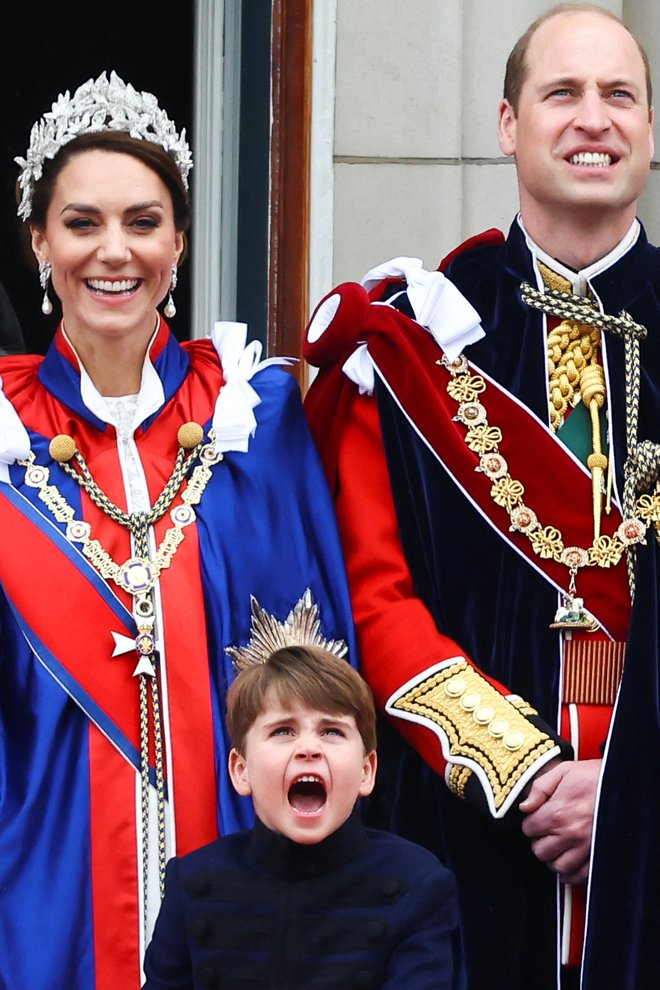 Princ William, Catherine, princesa Walesa, in prince Louis. FOTO: Hannah Mckay, Reuters
