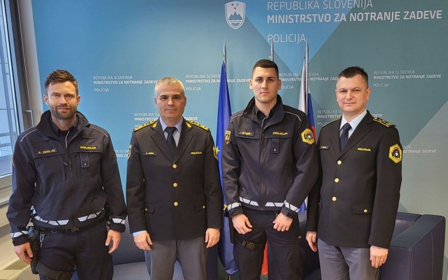 Fotografija: Junakoma so pripravili sprejem: z leve Boštjan Zemljič, mag. Senad Jušić, Žan Hliš in Donald Rus. FOTO: Policija