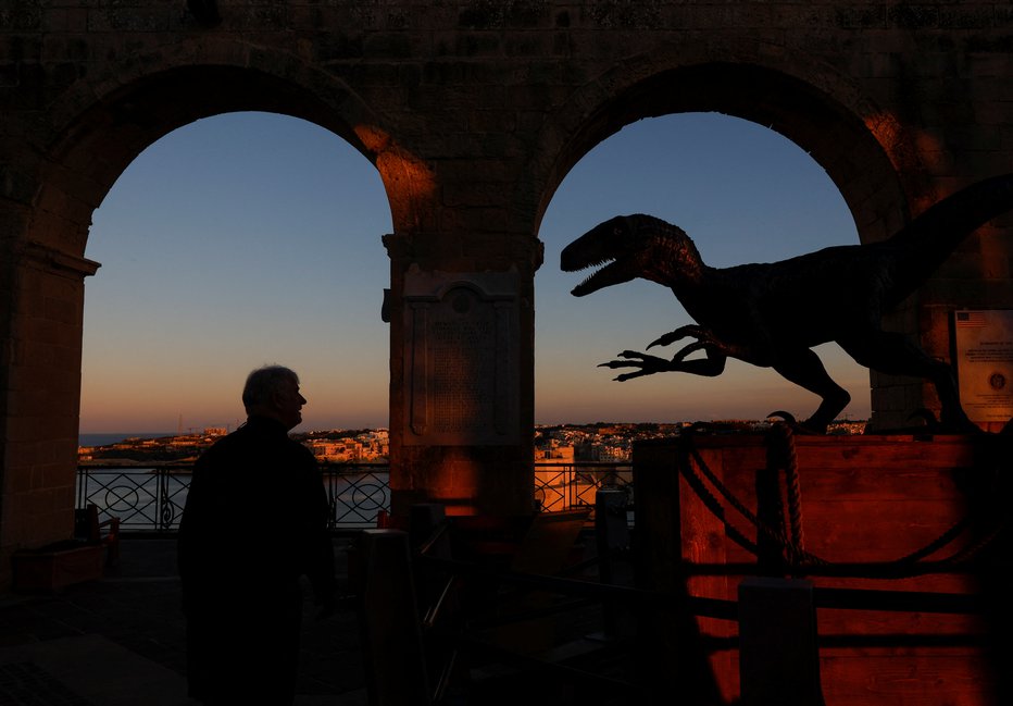 Fotografija: Filmarji so Malto za potrebe Jurskega parka spremenili v otok dinozavrov. FOTO: Darrin Zammit Lupi/Reuters