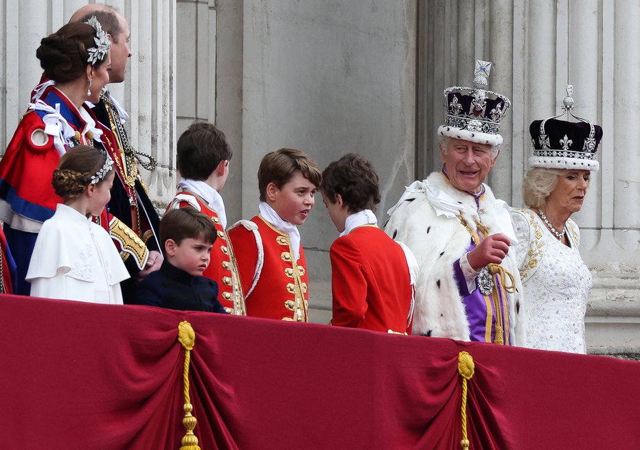 Fotografija: Kraljevi so se na koncu zbrali še na balkonu Buckinghamske palače in pozdravili zbrano množico. FOTO: Henry Nicholls/Reuters