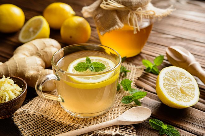 Skodelica ingverjevega čaja lahko omili bolečine v grlu, lajšala naj bi celo menstrualne težave. FOTO: Noirchocolate/Getty Images