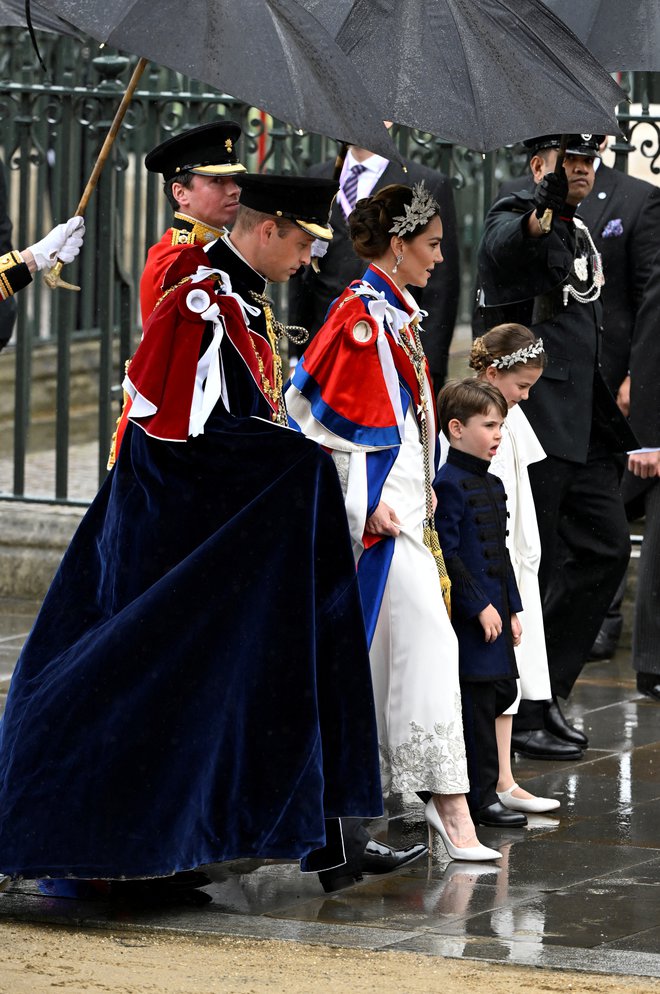 Pod ogrinjalom je Kate nosila obleko s podpisom modne hiše Alexander McQueen. FOTO: Toby Melville/Reuters