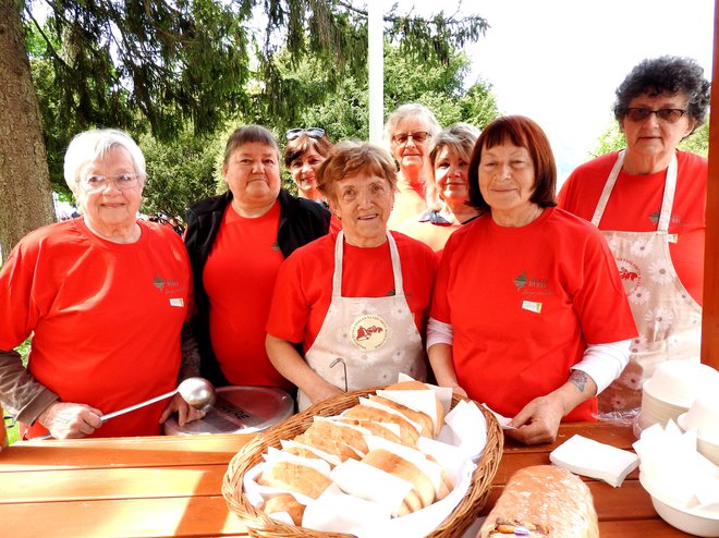 Društvo žena in deklet na vasi občin Bled in Gorje je poskrbelo za lačne in žejne.