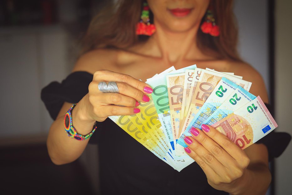 Fotografija: Najnižja premija bo znašala 15 evrov. Plačevali jo bodo tisti, ki prejemajo minimalno plačo. FOTO: Eonaya, Getty Images