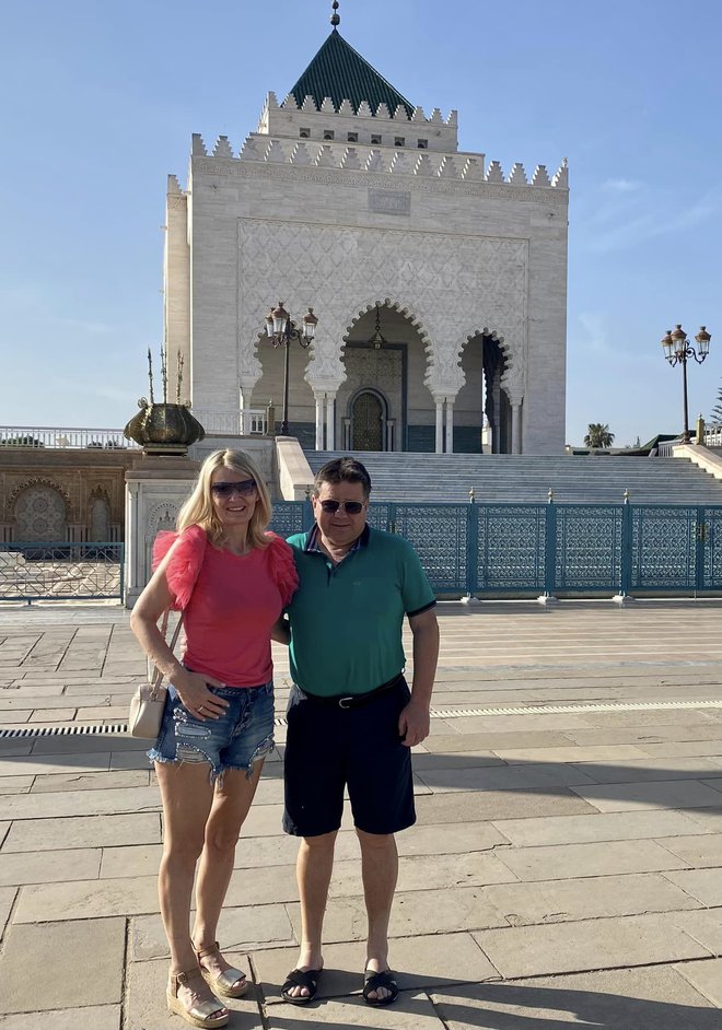 Z možem pred mošejo v Casablanci, ki je ena največjih sakralnih objektov na svetu.