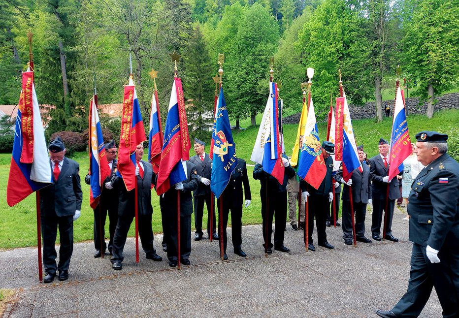 Fotografija: Ob dvojnem zgodovinskem dogodku v Topolšici so zaplapolale številne zastave.
