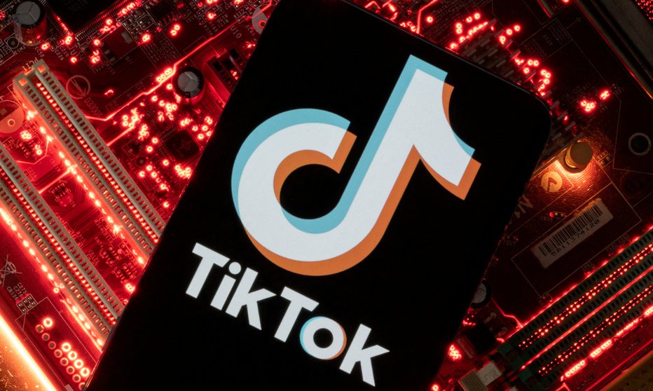 Fotografija: Vladni uslužbenci si morajo v Avstriji s službenih telefonov izbrisati aplikacijo TikTok, na zasebnih napravah jo lahko še naprej uporabljajo. FOTO: Dado Ruvić, Reuters