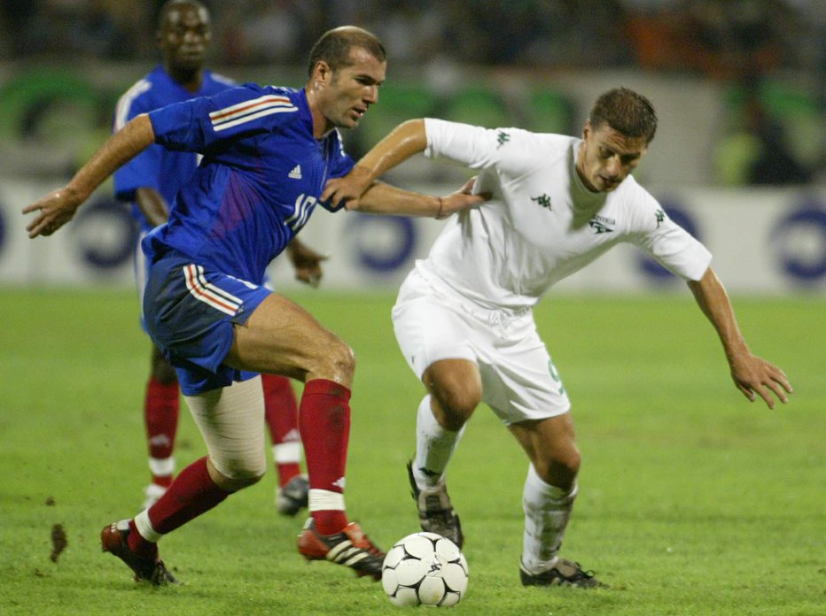 Fotografija: Ermin Šiljak in Zinedine Zidane sta bila kvalifikacijska tekmeca za euro 2004. FOTO: Matej Družnik