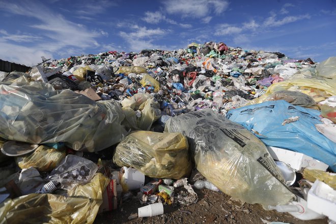 Neverjetnih 65 odstotkov oblačil konča na odpadu. FOTO: Leon Vidic