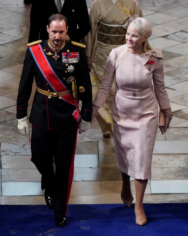 Mette-Marit je morala odpovedati precej obveznosti, a si je toliko opomogla, da je lahko prisostvovala kronanju kralja Karla III. FOTO: Andrew Matthews/Reuters