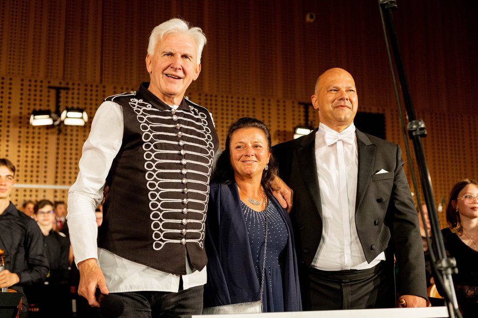 Fotografija: Andrej v družbi ravnateljice Glasbene šole Kranj Petre Mohorčič in pomočnika ravnateljice ter dirigenta Tomaža Kukoviča