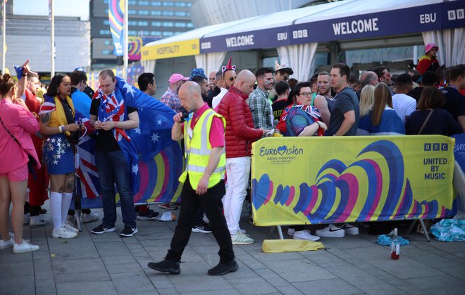Srečneži, ki so dobili karte, se zbirajo pred dvorano Liverpool Arena, kjer bo potekal finale. FOTO: Phil Noble Reuters