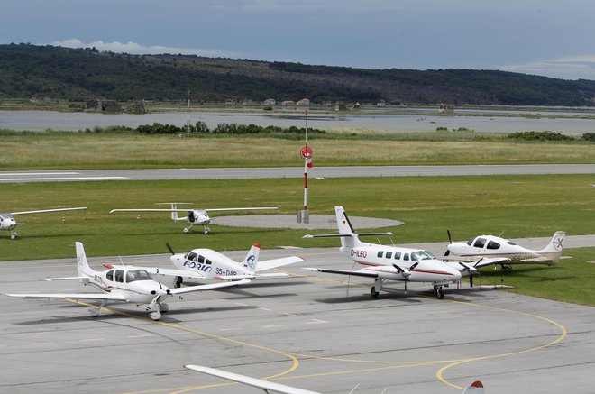 Na ministrstvu za infrastrukturo zagotavljajo, da podpirajo nadaljnji razvoj letališča. FOTO: Leon Vidic